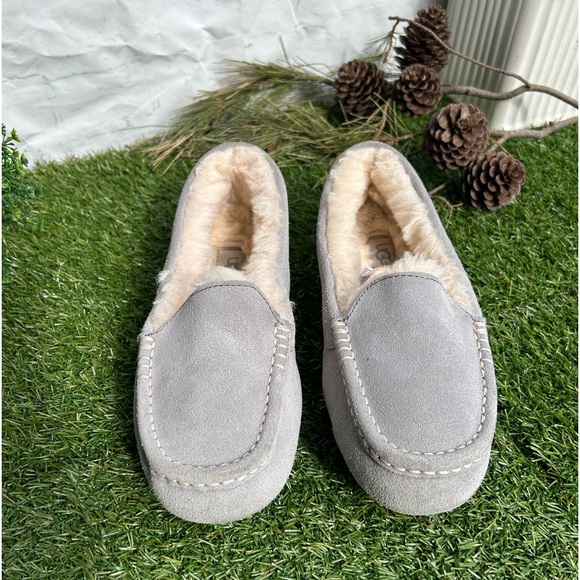 UGG🍁🍂 Ansley Water Resistant Slipper Light Grey Suede
Women size 7 gently used - Picture 11 of 16
